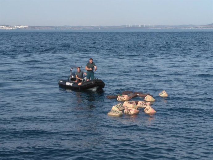 Guardia Civil rescatando fardos de hachís tirados al mar
