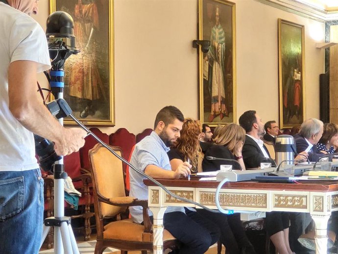 El concejal de Somos, Rubén Rosón, durante el pleno municipal