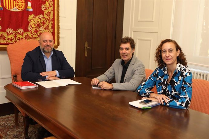 José Luis Arasti, Eduardo Santos y Patricia Ruiz de Irizar durante la reunión