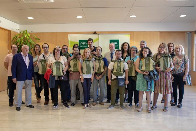 El presidente de la Diputación de Sevilla, Fernando Rodríguez Villalobos, recibe a los 12 jóvenes con discapacidad que inician sus prácticas en la institución provincial