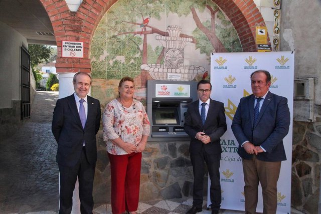 Los presidentes de Diputación de Badajoz y Caja Rural visitan Fuente del Arco