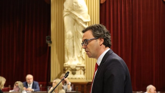 El diputat del PP Antoni Costa, en el ple del Parlament.