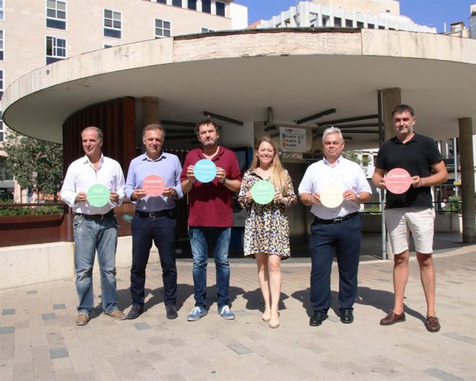 Presentación de la campaña en la que Afedeco y Pimeco distribuyen 5.000 tickets de descuento de aparcamiento entre los pequeños comercios de Palma.