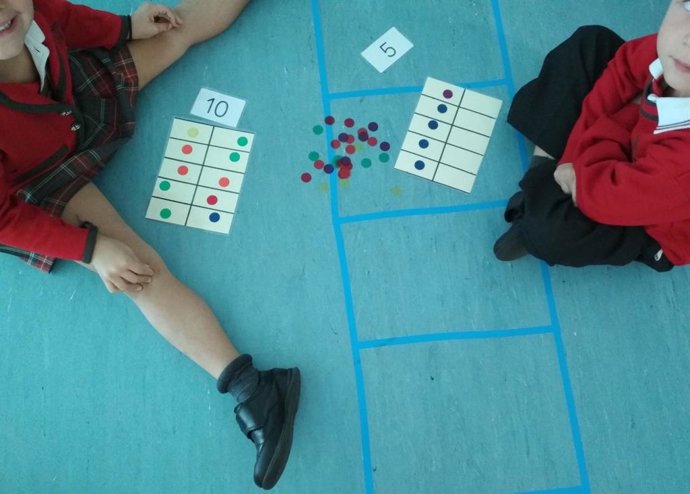 Alumnos trabajan con el Método Singapur en Logos Nursery School