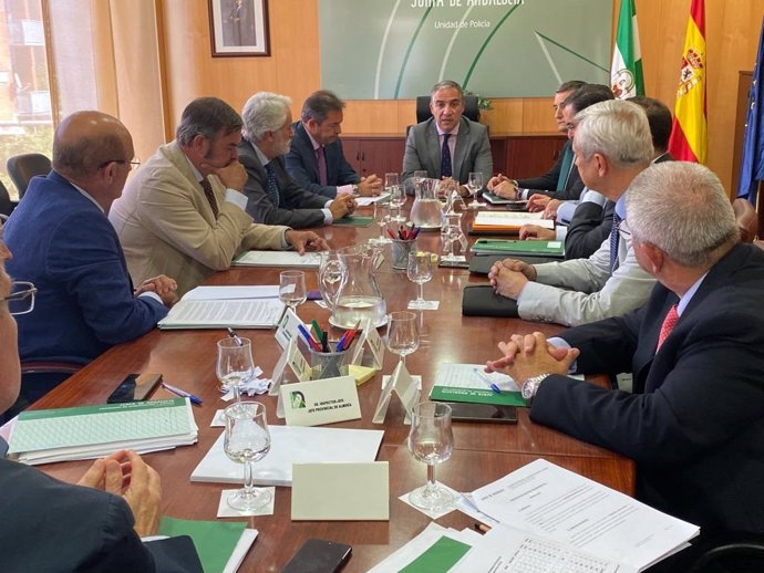 Reunión del consejero de la Presidencia, Administración Pública e Interior, Elías Bendodo, con los jefes provinciales de la Unidad de Policía Adscrita a la Junta de Andalucía.