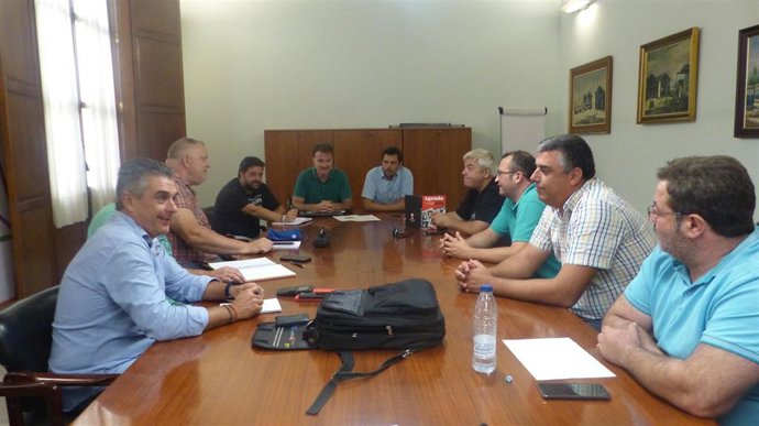 Reunión del concejal de Movilidad y presidente de la EMT, Giuseppe Grezzi, con los sindicatos de la empresa para informar del fraude detectado.