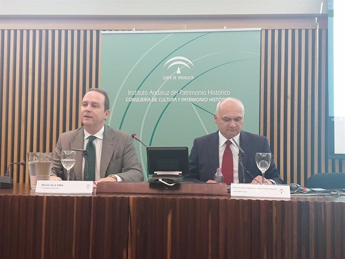 El director del Consejo de Transparencia y el rector de la UNIA en los cursos de verano de la institución