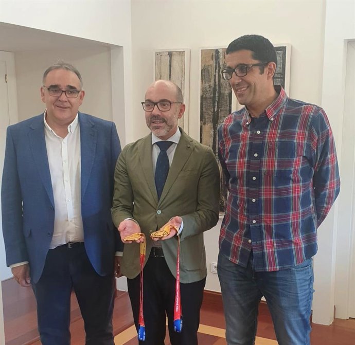 El consejero de Cultura y Turismo, junto a los técnicos de la FEB José Ignacio Hernández (izda) y  Javier Hernández Bello (dcha).
