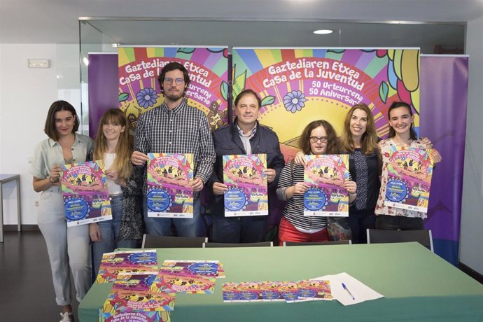 El concejal Arturo Lecumberri presenta las actividades del 50 aniversario de la Casa de la Juventud de Pamplona.