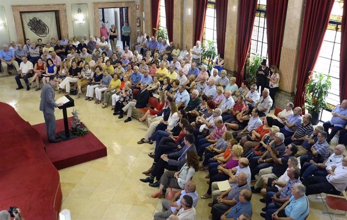 Murcia rinde homenaje a sus mayores, acto del alcalde en el salón de Plenos