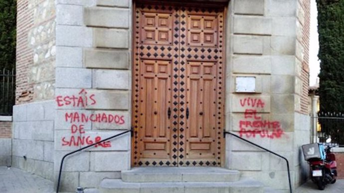 Abogados Cristianos denuncia ante Fiscalía las pintadas en una iglesia de Fuencarral por "delito de odio"