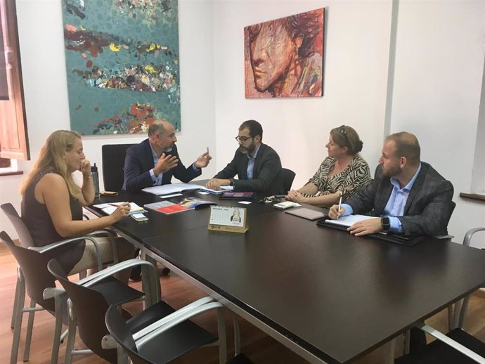 El Conseller de Turismo y Deportes del Consell de Mallorca, Andreu Serra, ha recibido este martes a representantes de Jet2 y Sidetours.