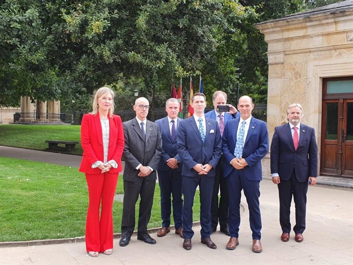 Visita de delegación de Quebec a la Casa de Juntas de Gernika