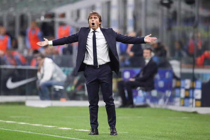 25 September 2019, Italy, Milan: Inter Milan Head coach Antonio Conte gestures on the touchline during the Italian Seria A soccer match between Inter Milan and SS Lazio at the San Siro Stadium. Photo: Jonathan Moscrop/CSM via ZUMA Wire/dpa