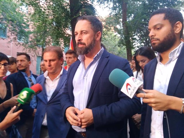 Santiago Abascal en declaraciones a los medios en Barcelona