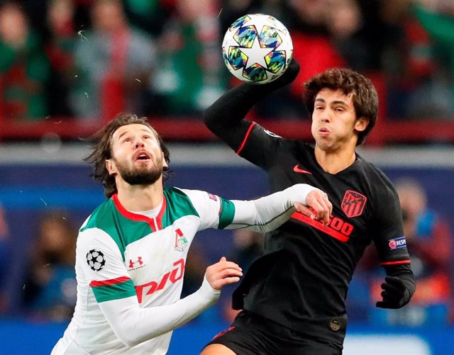 Joao Félix pelea un balón ante un jugador del Lokomotiv