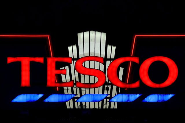 Logotipo de Tesco en Londres | File photo of a Tesco supermarket seen at dusk in an 'art deco' style building at Perivale in west London