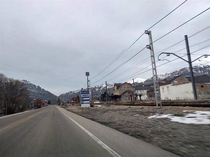 Puerto de Pajares, vías del tren junto a la carretera, variante de Pajares.