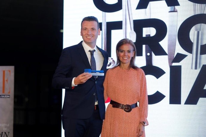 El enólogo de la bodega Vicente Micó recibe el galardón de manos de la delegada del área de gobierno de Cultura, Turismo y Deporte, Andrea Levy