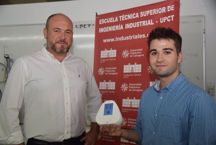 Joaquín Roca González y José A Jiménez Viuda con el Robot asistencial