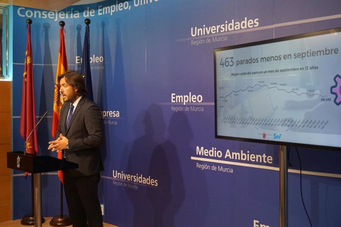 El consejero de Empleo, Investigación y Universidades, Miguel Motas, durante la rueda de prensa en la que ha ofrecido los datos del paro correspondientes al mes de septiembre de 2019
