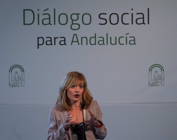 La secretaria general de UGT-A, Carmen Castilla, atiende a los medios después de la reunión de la Mesa de Diálogo Social de Andalucía, en una imagen de archivo