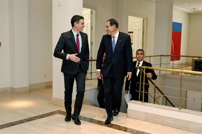 (I-D) El presidente del Gobierno en funciones, Pedro Sánchez  y el presidente peruano, Martín Vizcarra, en la Moncloa, durante la visita de Estado del pasado febrero.    