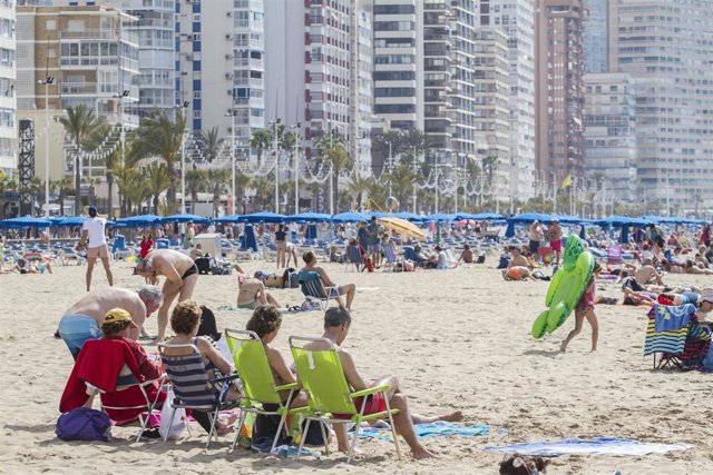 Playa de Benidorm, Alicante, con diferentes vistantes tomando el sol, durante las vacaiones de Semana Santa.