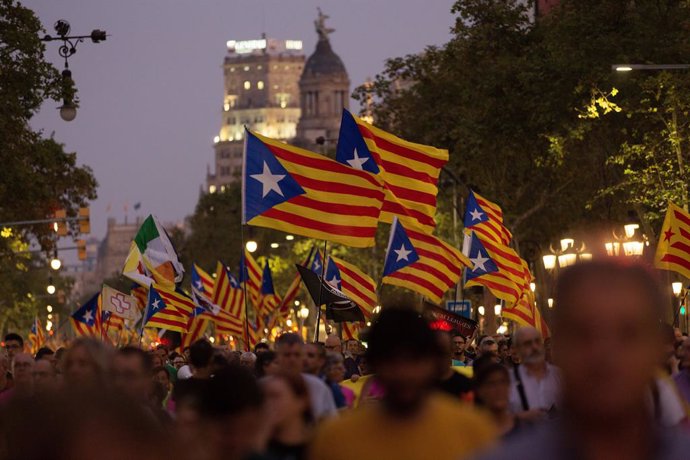 Participants en la manifestació de l'ANC amb estelades, Barcelona, 1 d'octubre del 2019.