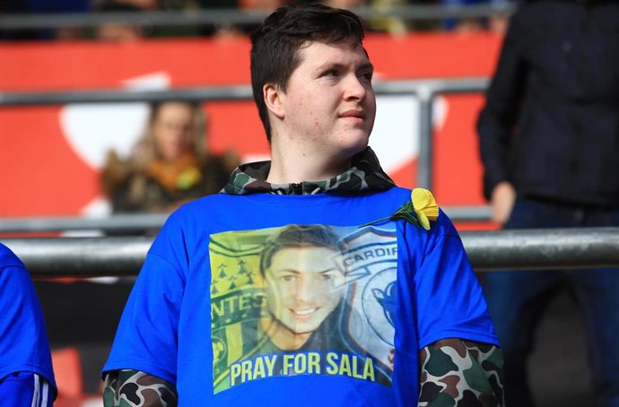 Un aficionado del Cardiff City acude a un partido con una camiseta homenaje a Emiliano Sala