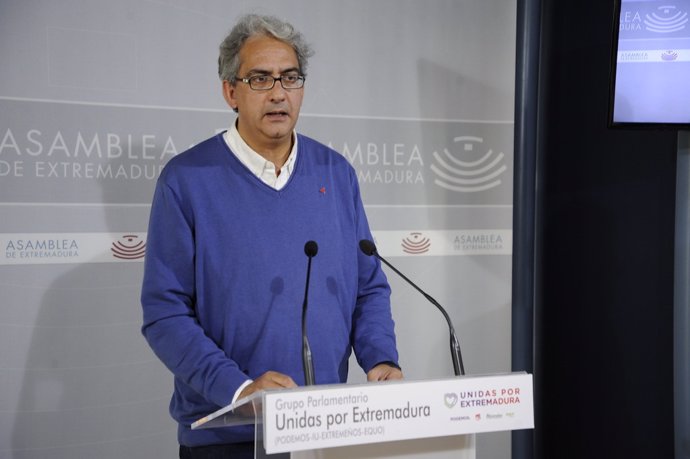 El diputado de Unidas por Extremadura Joaquín Macías en rueda de prensa para valorar los datos de paro