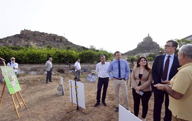 José Ballesta  ha visitado las excavaciones de las Fortalezas del Rey Lobo junto a la consejera de Educación y Cultura, Esperanza Moreno