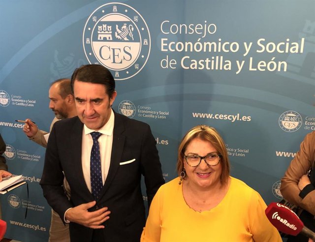 El consejero de Fomento y Medio Ambiente, Juan Carlos Suárez-Quiñones, junto a la secretaria de Políticas Sociales y Vivienda de CCOOCyL, Inmaculada de Pablo, instantes antes de comenzar la jornada en el CES.