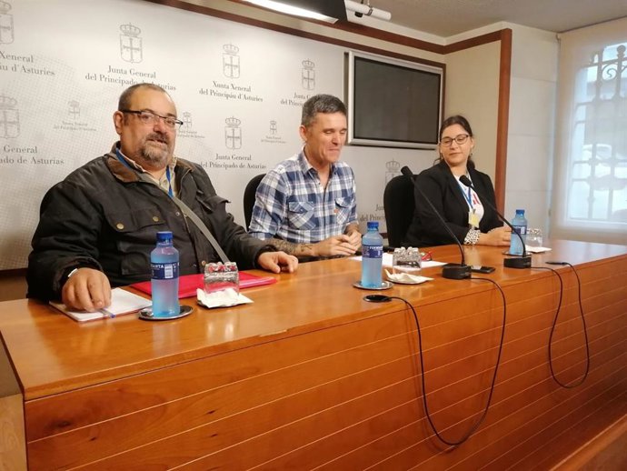 El diputado de Podemos, Rafael Palacios, junto a dos afectados por el impago de las ayudas al alquiler.