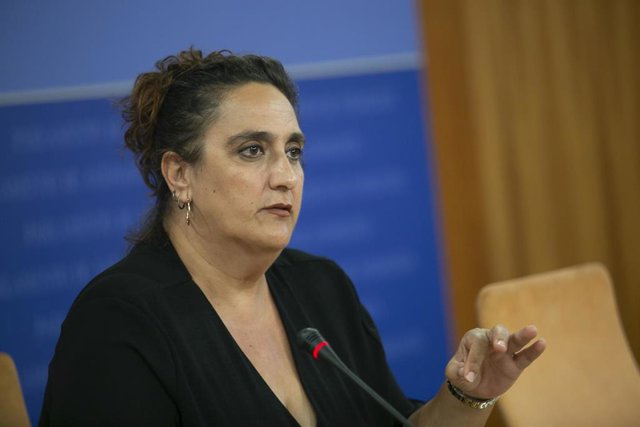 La portavoz adjunta del grupo parlamentario Adelante Andalucía, Angela Aguilera, en rueda de prensa. Foto de archivo