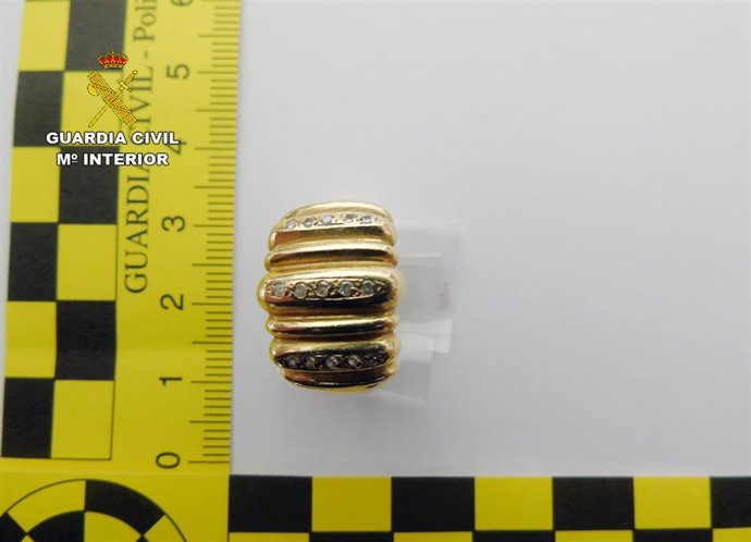 Uno de los anillos, de gran valor económico y sentimental,recuperado en una tienda de compra-venta de oro