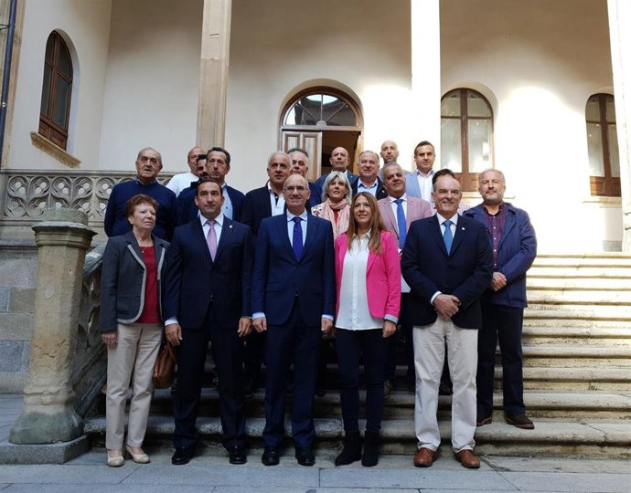 El presidente de la Diputación y el delegado de la Junta en Salamanca (en el centro abajo) junto a alcaldes.