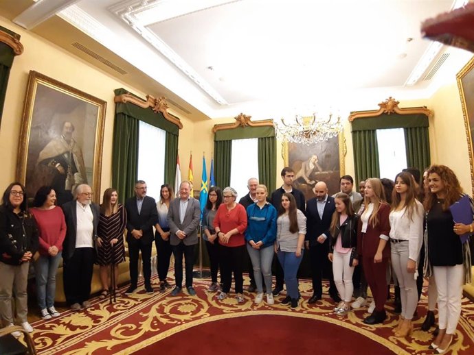 La alcaldesa de Gijón, Ana González, junto a entidades del Tercer Sector y alumnos de escuelas taller tras la firma de los convenios de prácticas