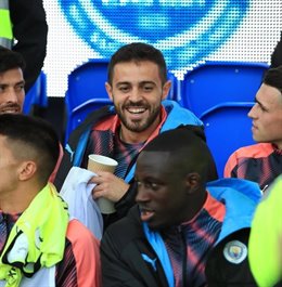 Bernardo Silva sonríe en el banquillo junto a Benjamin Mendy