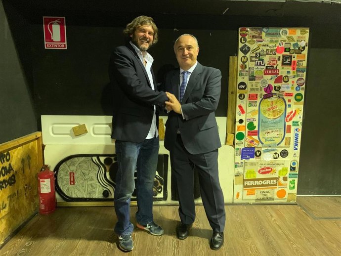 El actor malagueño Salva Reina y el director territorial de CaixaBank en Andalucía Oriental y Murcia, Juan Ignacio Zafra.