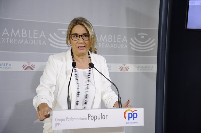 La diputada del PP Cristina Teniente en rueda de prensa para valorar el paro