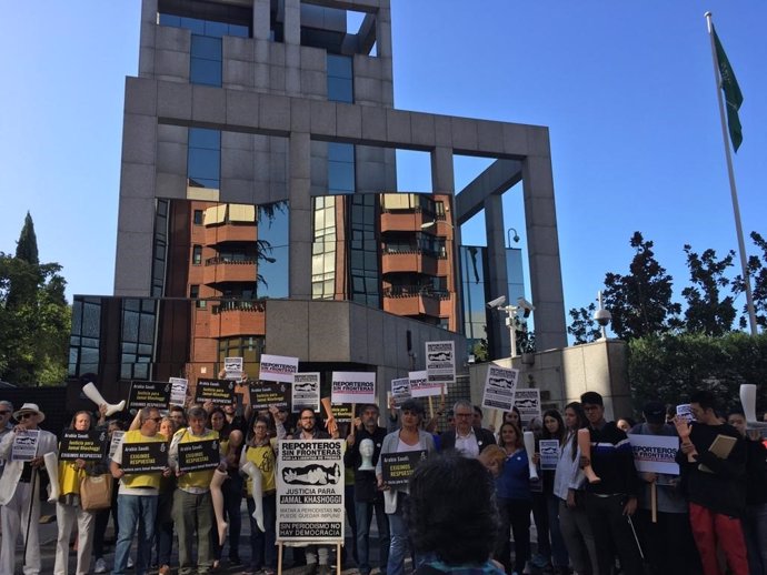 Concentración de Amnistía Internacional y Reporteros Sin Fronteras ante la Embajada de Arabia Saudí en Madrid por el primer aniversario del periodista Yamal Jashogi