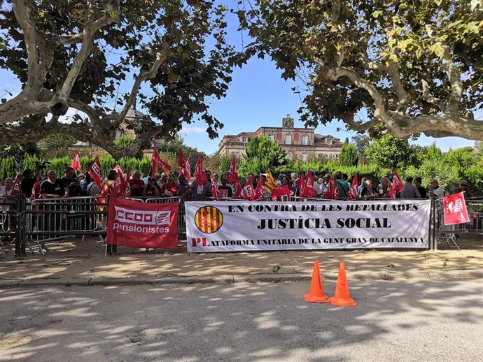 Concentración de pensionistas frente al Parlament