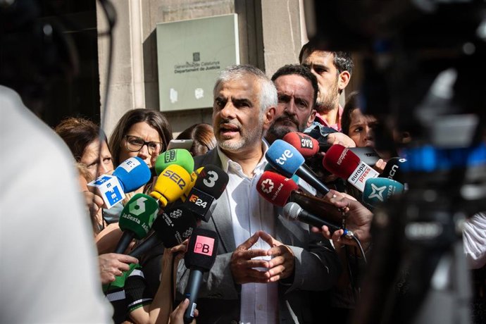 El presidente de Ciudadanos en el Parlament de Catalunya, Carlos Carrizosa dando declaraciones a los medios de comunicación a su llegada a Fiscalía para dar declaraciones,  tras el escrito presentado por la presunta vinculación del presidente de la Gene