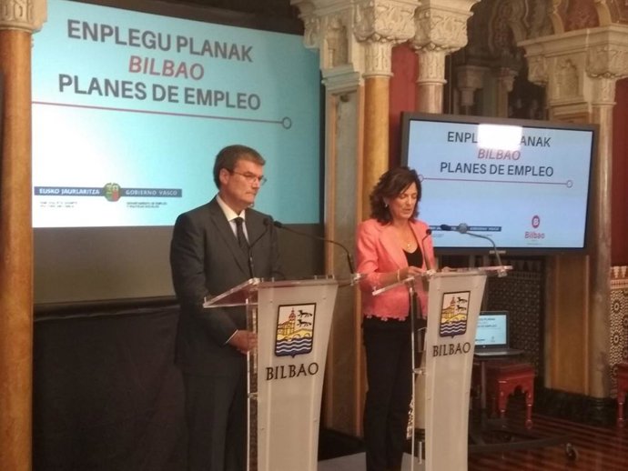 El alcalde de Bilbao, Juan Mari Aburto, y la consejera de Empleo y Políticas Sociales, Beatriz Artolazabal, presentan el Plan de Empleo de Bilbao 2019-2020.