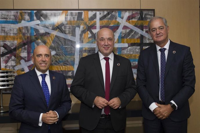 El presidente de la Diputación de Córdoba, Antonio Ruiz (centro), y el presidente de Cajasur Banco, Javier García Lurueña (dcha.), en el encuentro mantenido