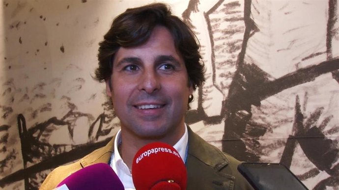 Francisco Rivera Ordóñez presentó en La Canasta el lanzamiento de su nueva apuesta empresarial: la marca de hamburguesas Don Angus. Junto a la empresa malagueña La Canasta, Don Angus comenzará a comercializarse a partir de hoy en sus cafeterías, servici