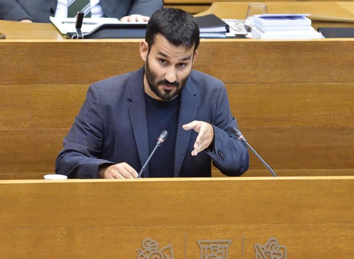 El conseller de Educación, Vicent Marz, en la tribuna de Les Corts