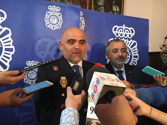 El comisario jefe provincial de la Policía Nacional, Jesús Nogales, atiende a los medios.