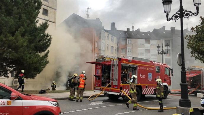 Incendio urbano declarado en la calle Postigo Bajo de Oviedo.